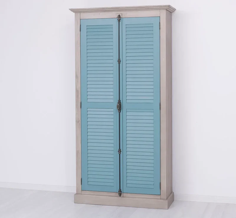 Kleiderschrank aus Massivholz mit Lamellentüren und externem Verschluss