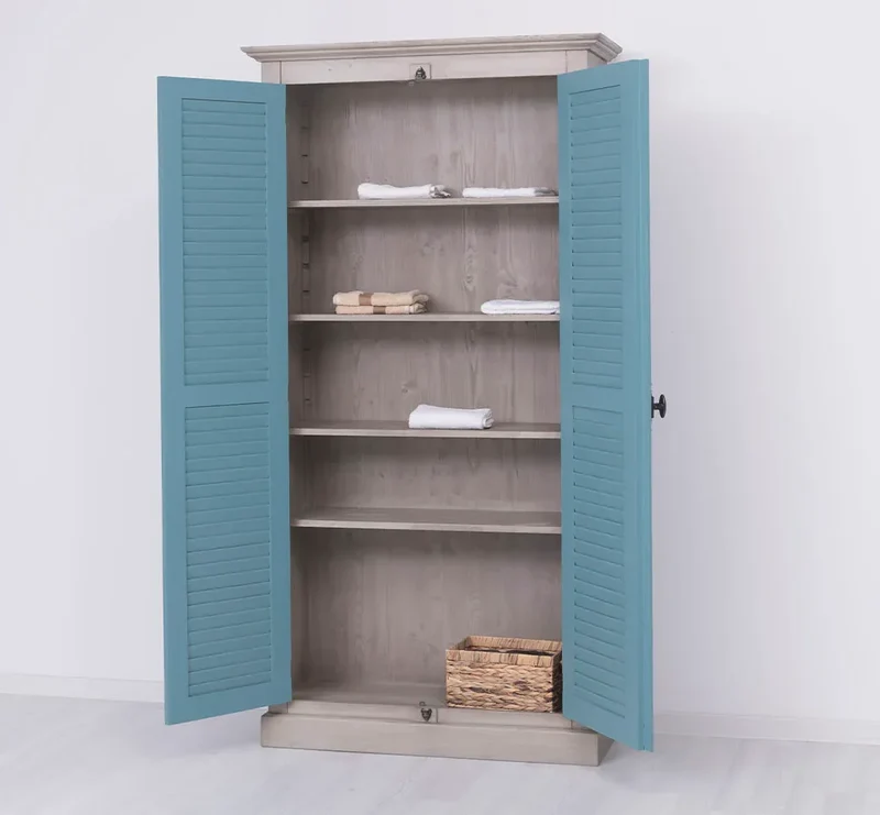 Kleiderschrank aus Massivholz mit Lamellentüren und externem Verschluss