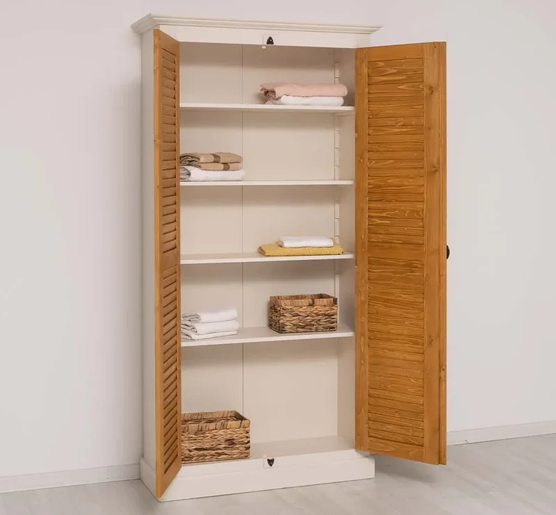 Kleiderschrank aus Massivholz mit Lamellentüren und externem Verschluss
