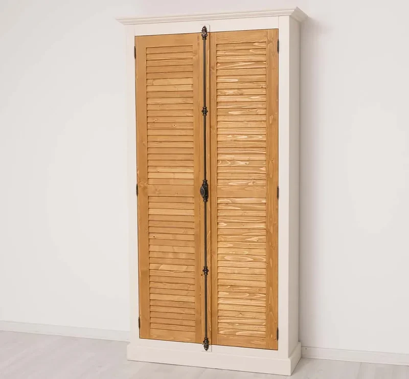 Kleiderschrank aus Massivholz mit Lamellentüren und externem Verschluss