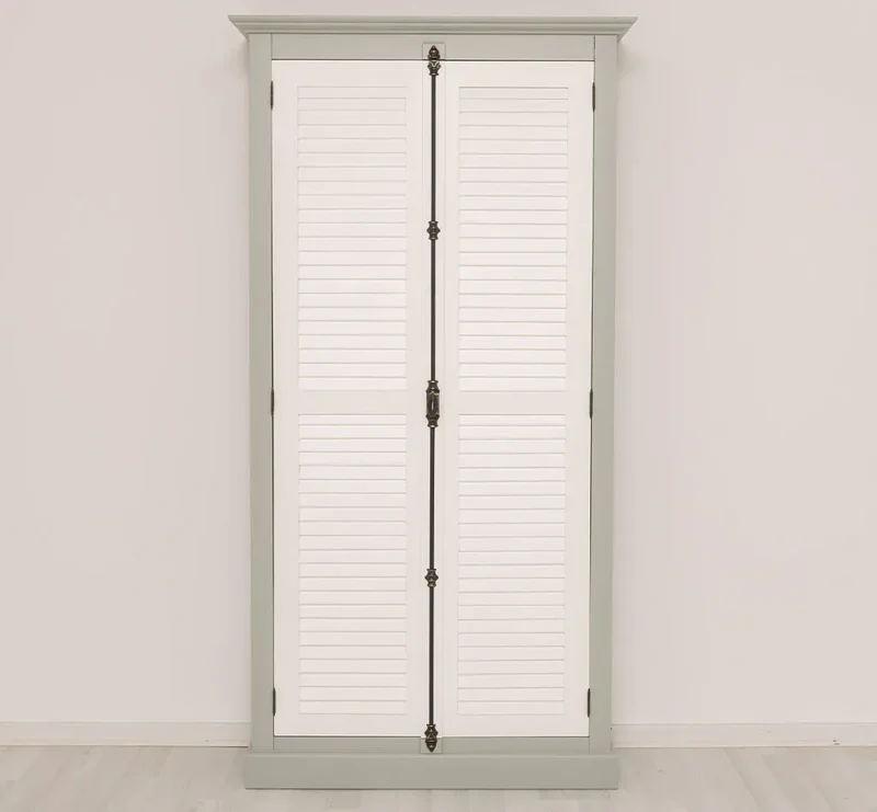 Kleiderschrank aus Massivholz mit Lamellentüren und externem Verschluss