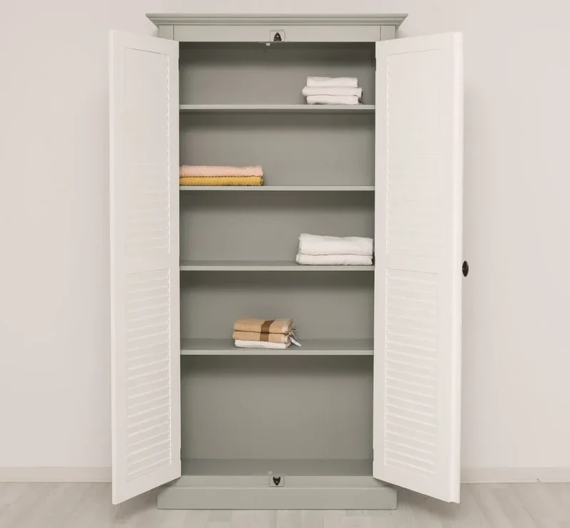 Kleiderschrank aus Massivholz mit Lamellentüren und externem Verschluss