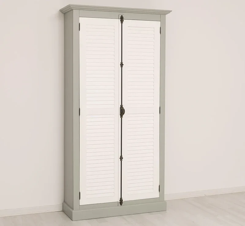 Kleiderschrank aus Massivholz mit Lamellentüren und externem Verschluss