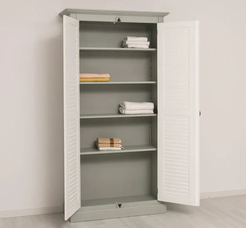 Kleiderschrank aus Massivholz mit Lamellentüren und externem Verschluss