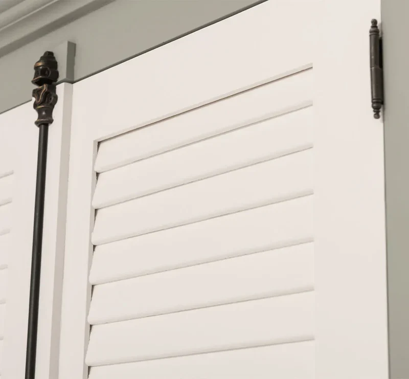 Kleiderschrank aus Massivholz mit Lamellentüren und externem Verschluss