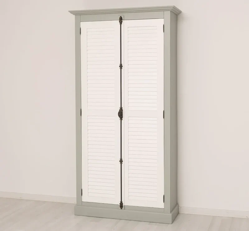 Kleiderschrank aus Massivholz mit Lamellentüren und externem Verschluss