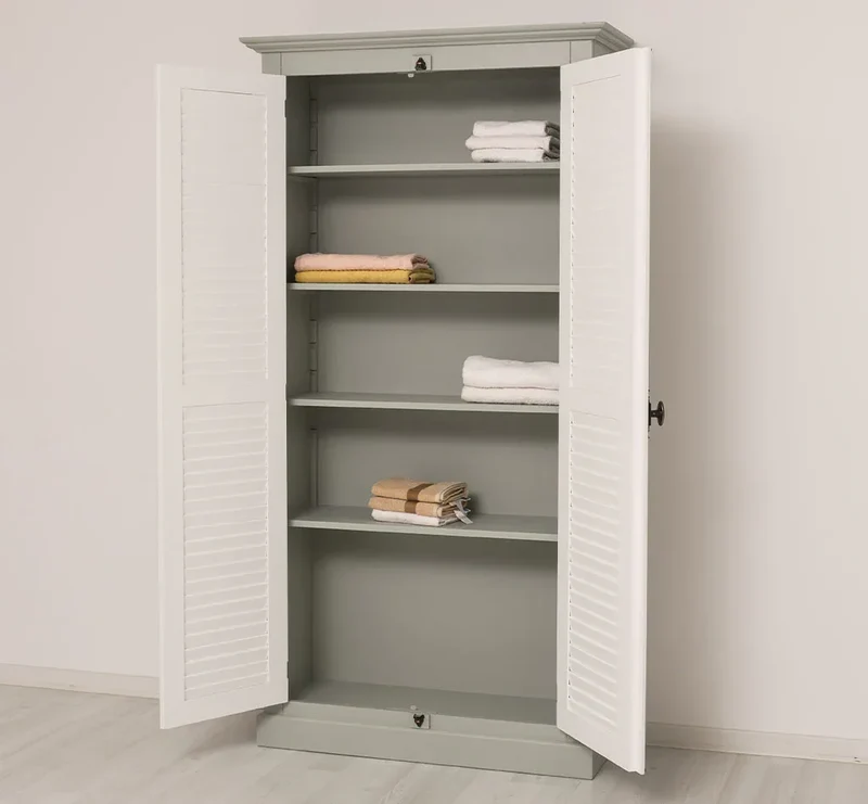 Kleiderschrank aus Massivholz mit Lamellentüren und externem Verschluss