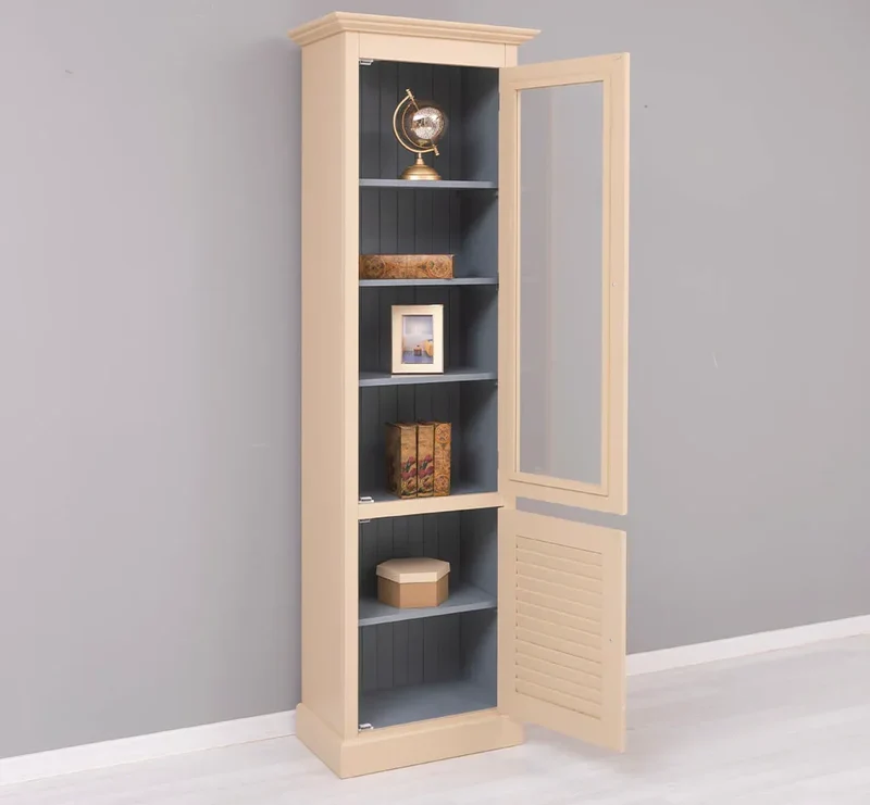 Schmaler Vitrinenschrank aus Massivholz mit Lamellentür