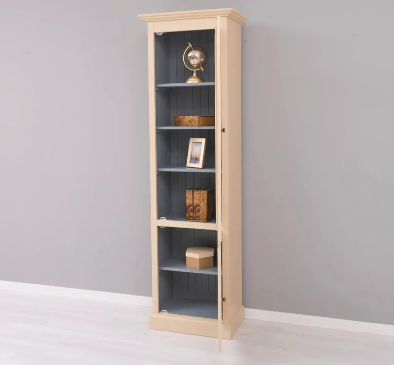 Schmaler Vitrinenschrank aus Massivholz mit Lamellentür
