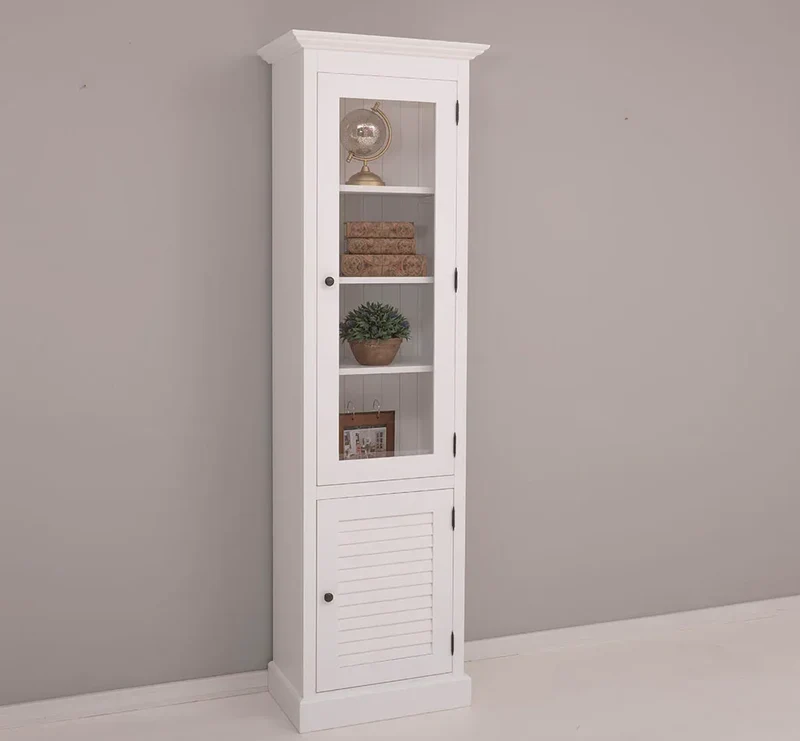 Schmaler Vitrinenschrank aus Massivholz mit Lamellentür