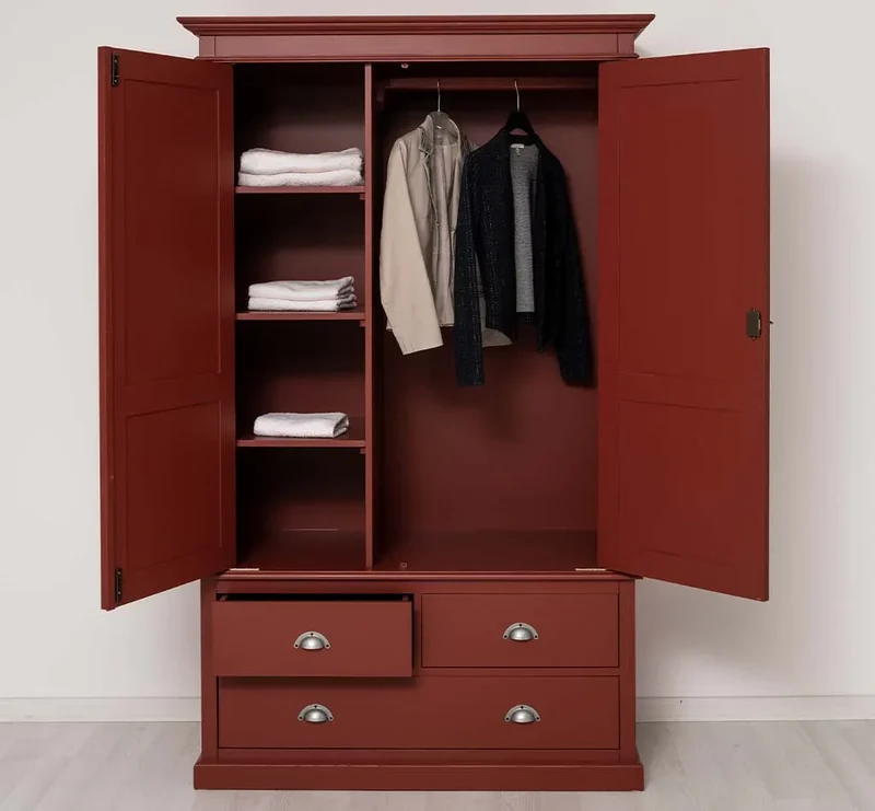 Vintage Kleiderschrank aus Massivholz im Landhausstil