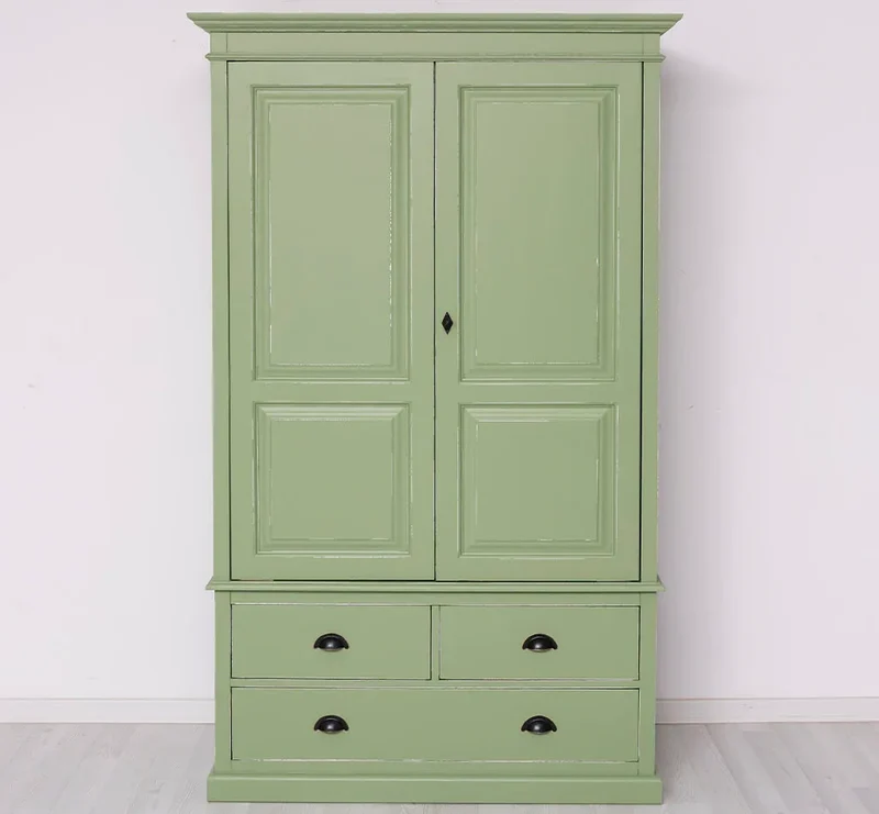 Vintage Kleiderschrank aus Massivholz im Landhausstil
