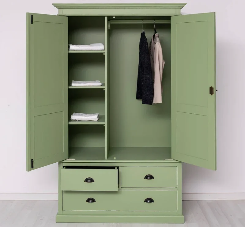 Vintage Kleiderschrank aus Massivholz im Landhausstil