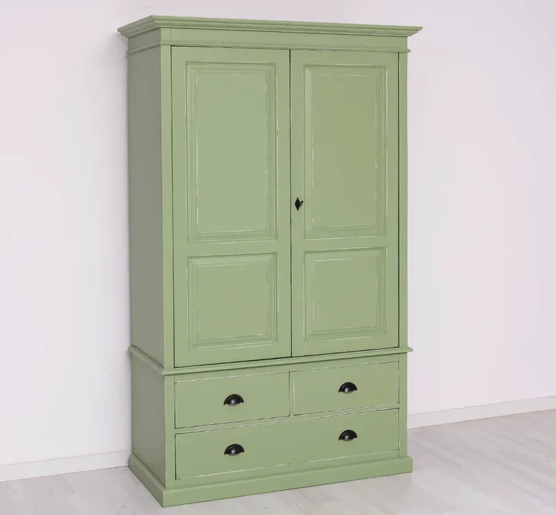 Vintage Kleiderschrank aus Massivholz im Landhausstil