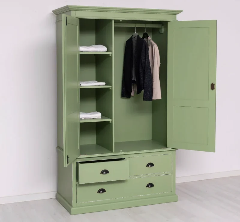 Vintage Kleiderschrank aus Massivholz im Landhausstil