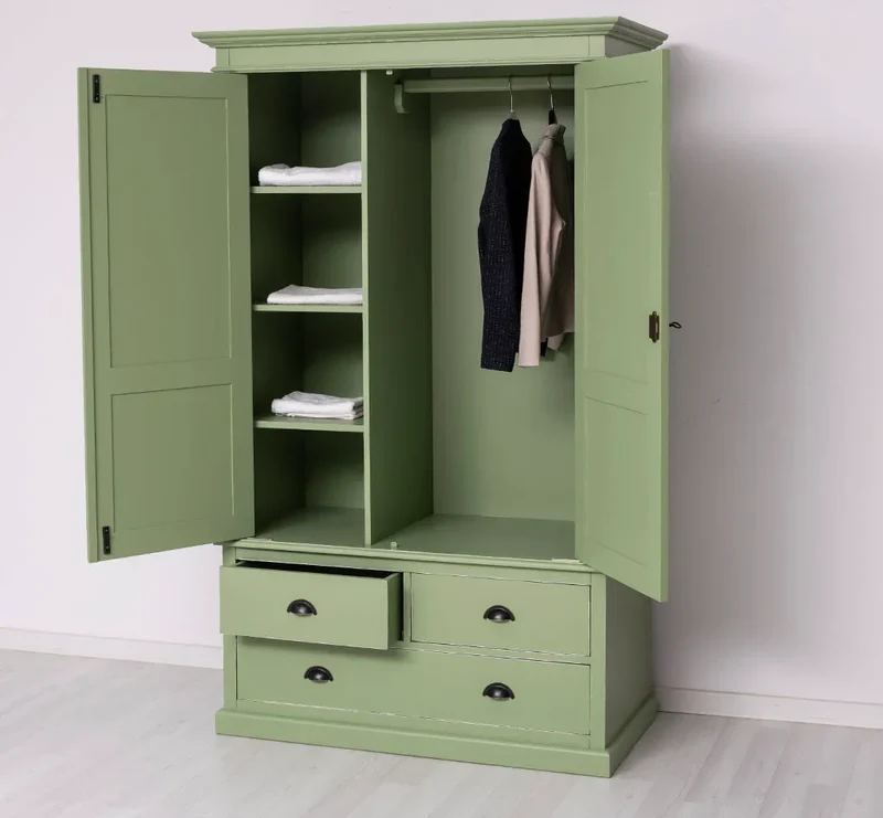 Vintage Kleiderschrank aus Massivholz im Landhausstil