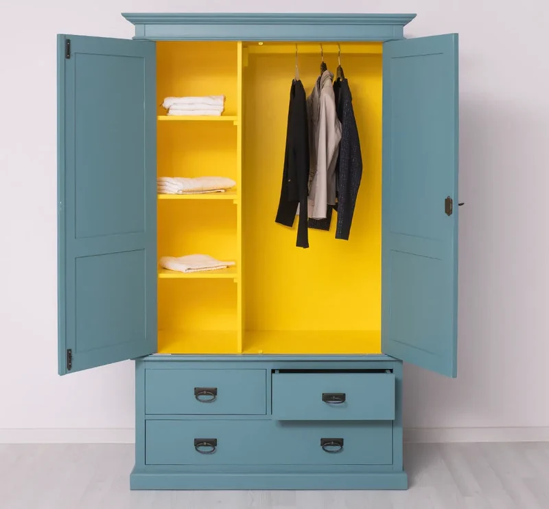 Vintage Kleiderschrank aus Massivholz im Landhausstil