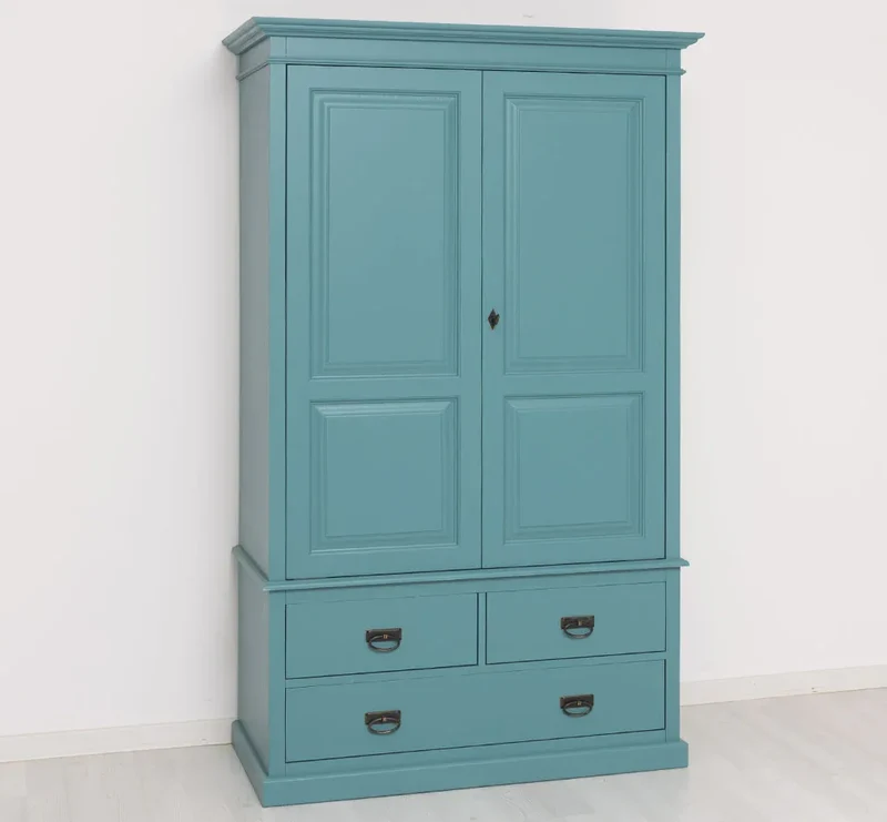 Vintage Kleiderschrank aus Massivholz im Landhausstil