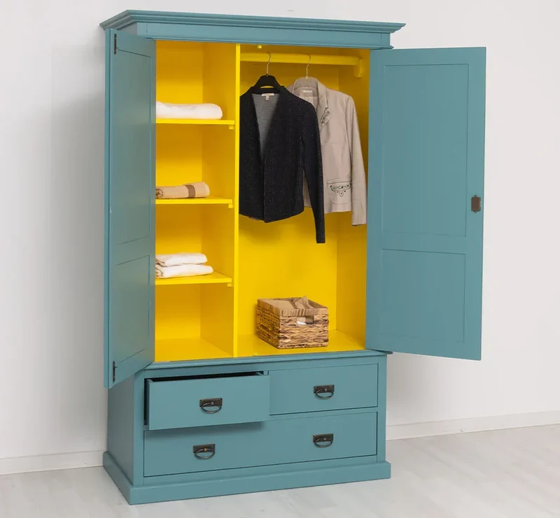 Vintage Kleiderschrank aus Massivholz im Landhausstil