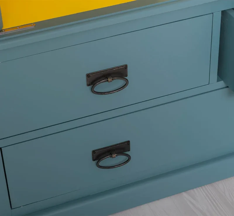 Vintage Kleiderschrank aus Massivholz im Landhausstil