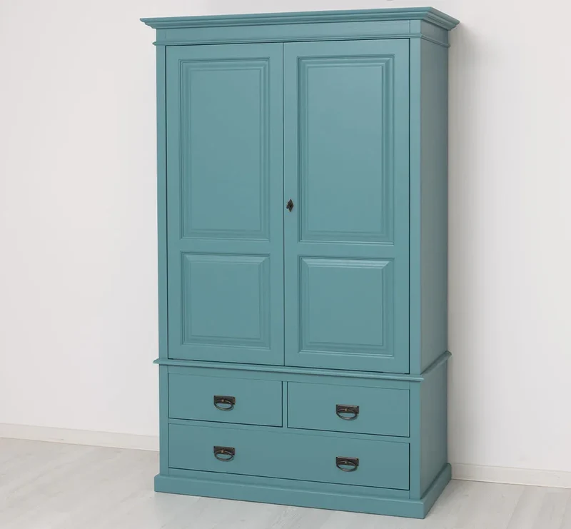 Vintage Kleiderschrank aus Massivholz im Landhausstil