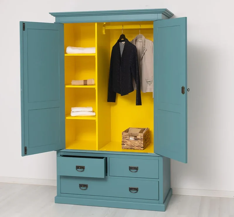 Vintage Kleiderschrank aus Massivholz im Landhausstil