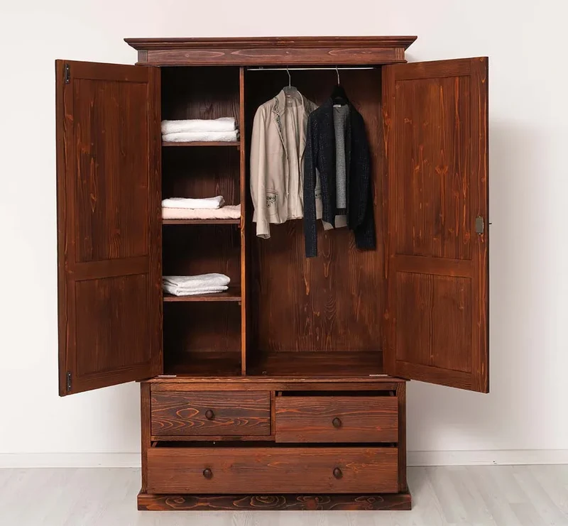 Vintage Kleiderschrank aus Massivholz im Landhausstil