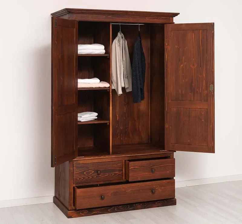 Vintage Kleiderschrank aus Massivholz im Landhausstil