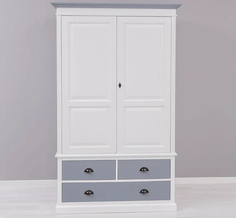 Vintage Kleiderschrank aus Massivholz im Landhausstil