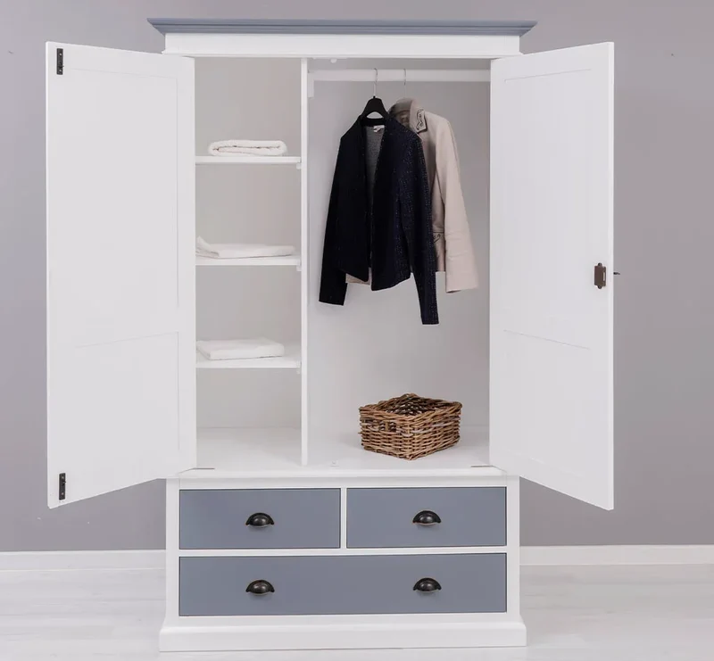 Vintage Kleiderschrank aus Massivholz im Landhausstil