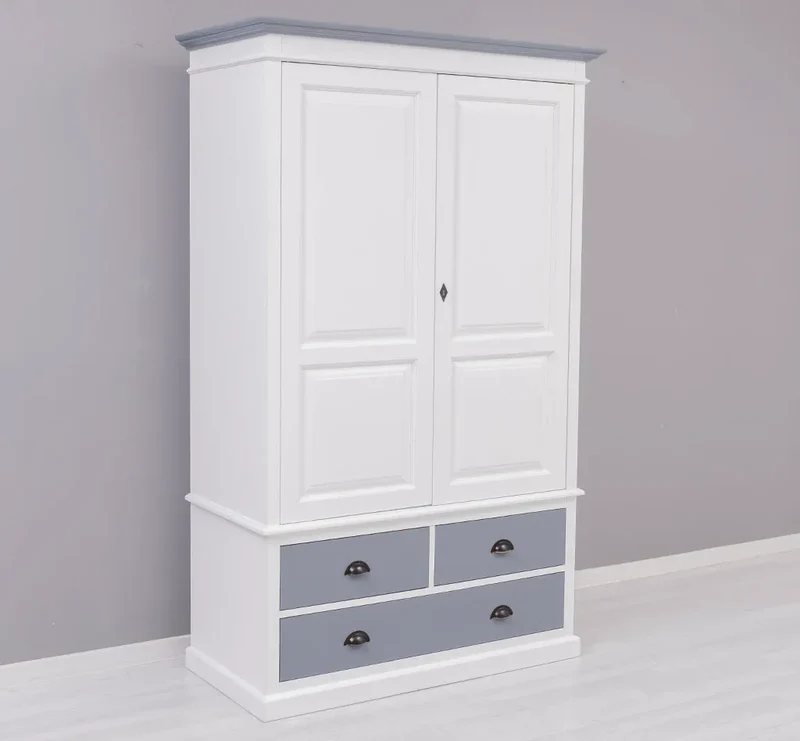 Vintage Kleiderschrank aus Massivholz im Landhausstil