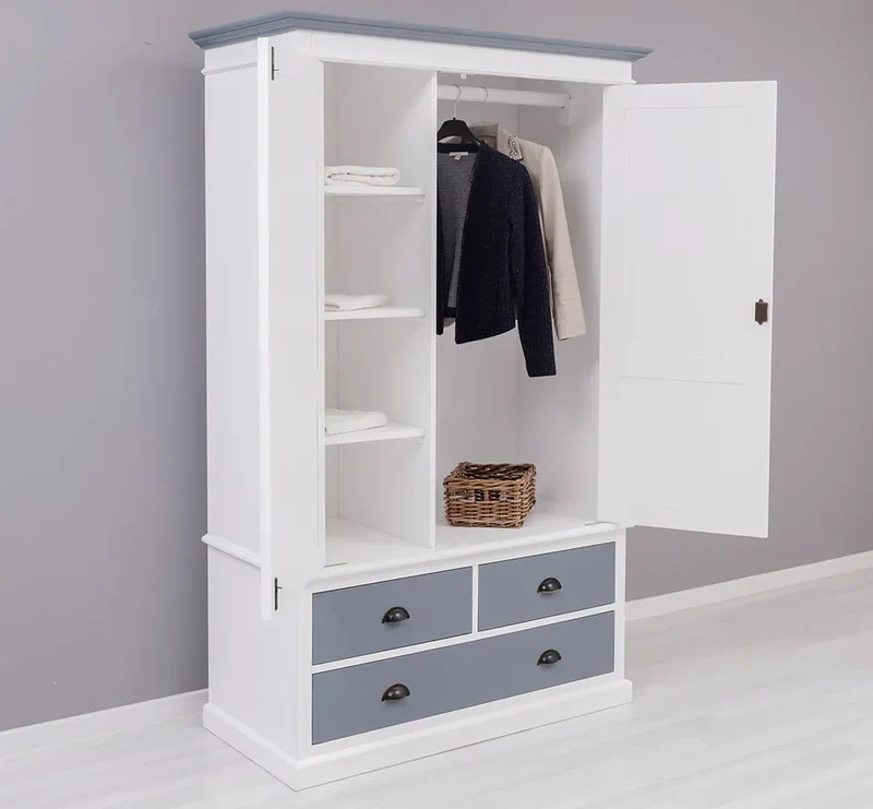 Vintage Kleiderschrank aus Massivholz im Landhausstil