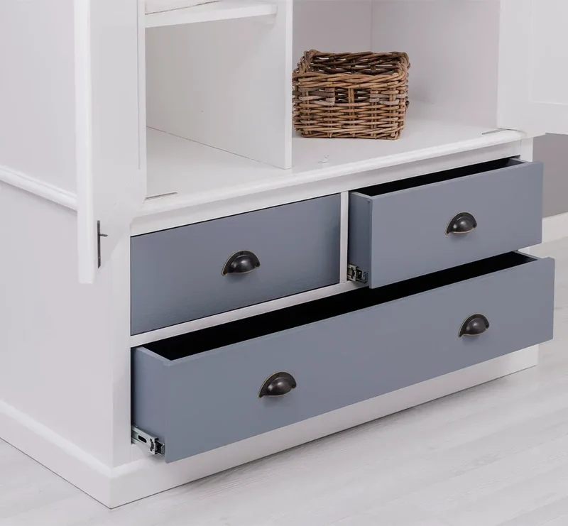 Vintage Kleiderschrank aus Massivholz im Landhausstil