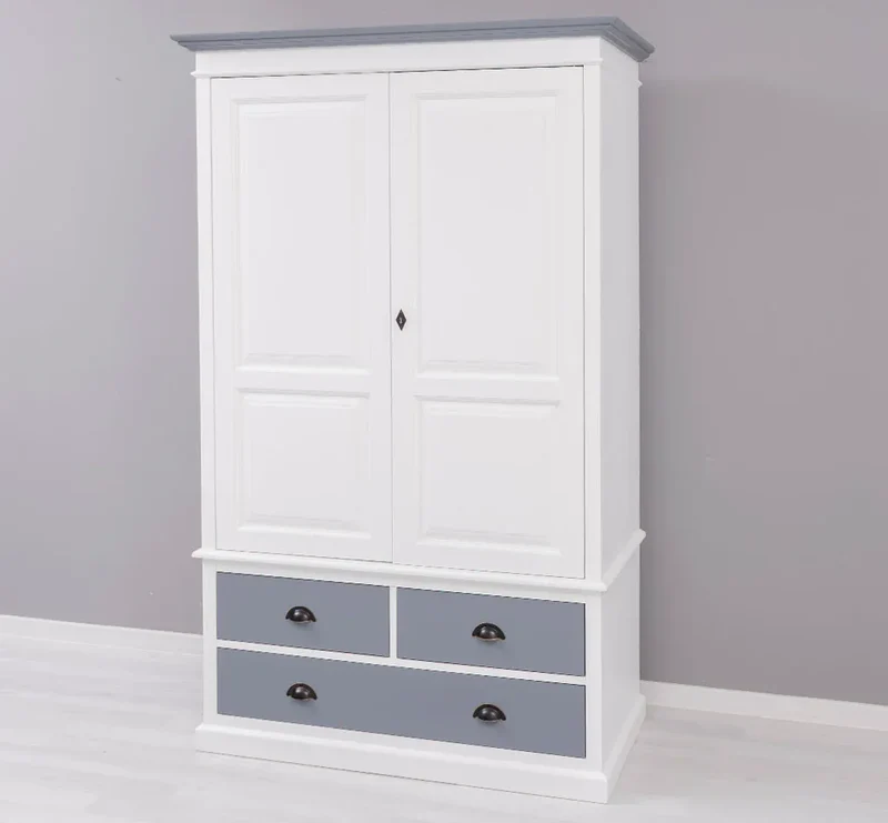 Vintage Kleiderschrank aus Massivholz im Landhausstil