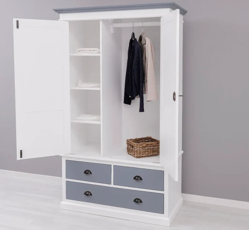 Vintage Kleiderschrank aus Massivholz im Landhausstil