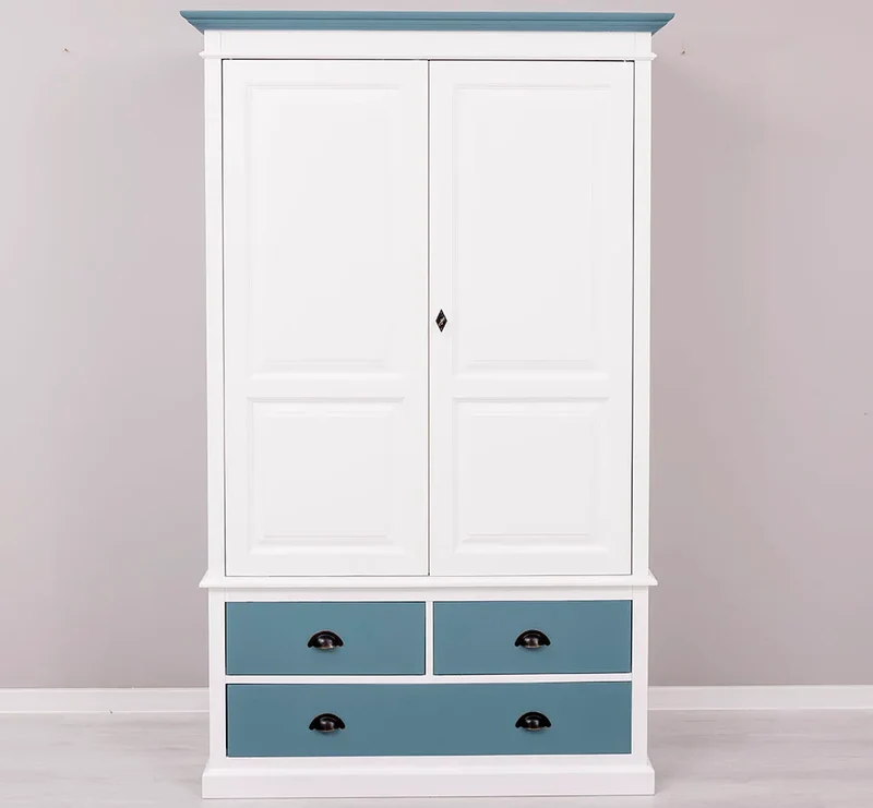 Vintage Kleiderschrank aus Massivholz im Landhausstil
