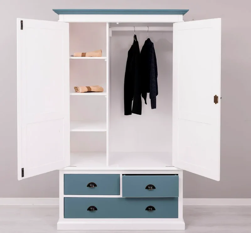 Vintage Kleiderschrank aus Massivholz im Landhausstil