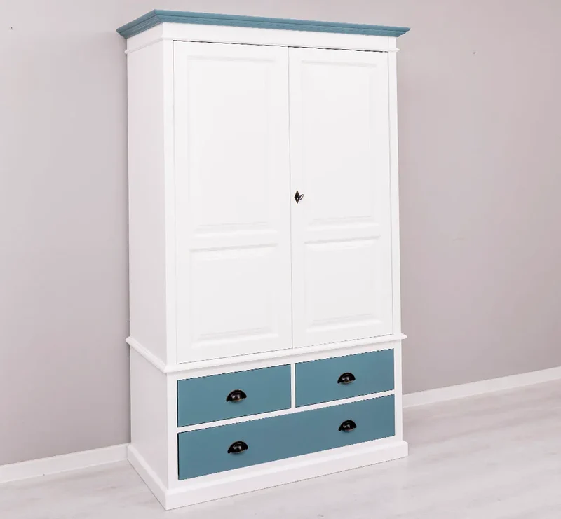 Vintage Kleiderschrank aus Massivholz im Landhausstil