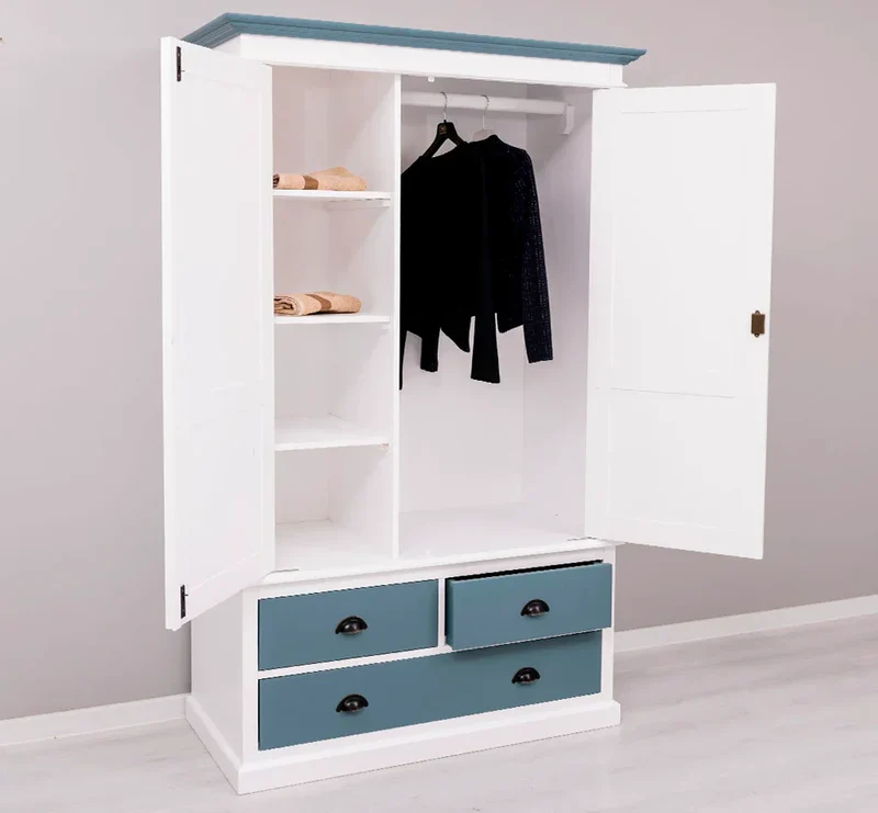 Vintage Kleiderschrank aus Massivholz im Landhausstil
