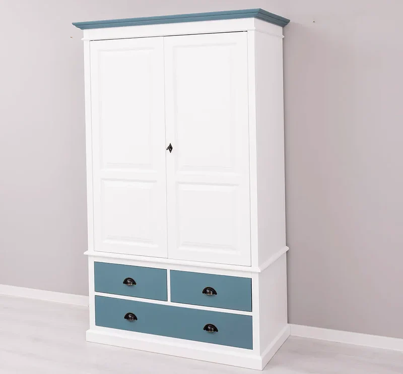 Vintage Kleiderschrank aus Massivholz im Landhausstil