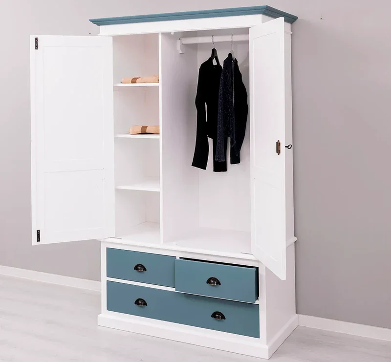 Vintage Kleiderschrank aus Massivholz im Landhausstil