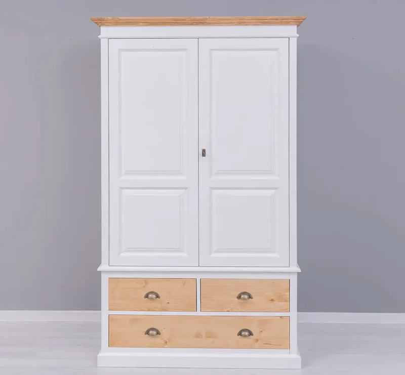 Vintage Kleiderschrank aus Massivholz im Landhausstil