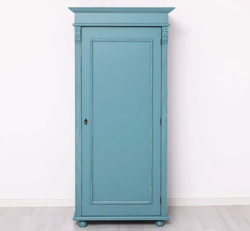 Kleiderschrank aus Massivholz im Landhausstil mit Ornamenten