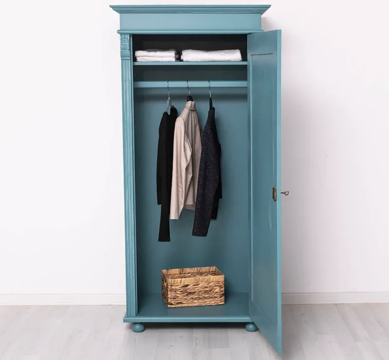 Kleiderschrank aus Massivholz im Landhausstil mit Ornamenten