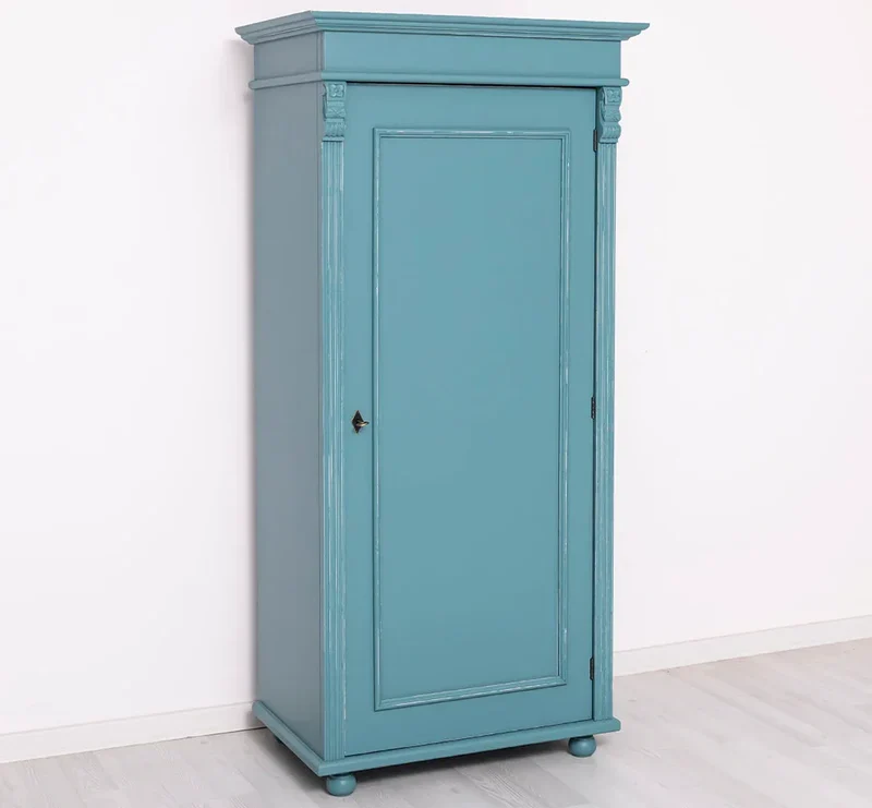 Kleiderschrank aus Massivholz im Landhausstil mit Ornamenten