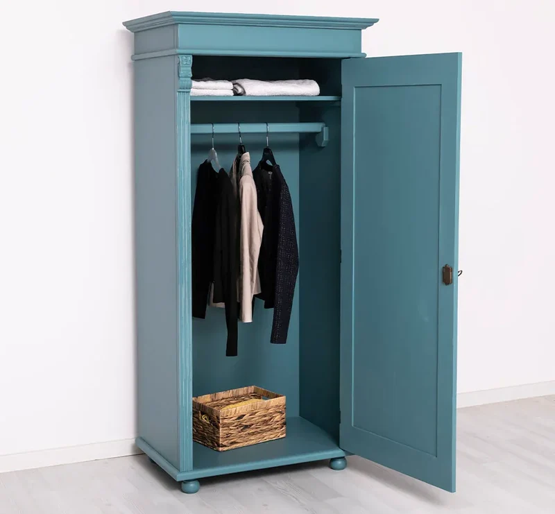 Kleiderschrank aus Massivholz im Landhausstil mit Ornamenten