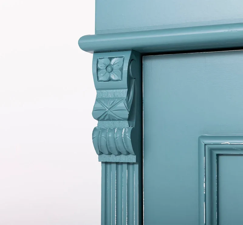 Kleiderschrank aus Massivholz im Landhausstil mit Ornamenten
