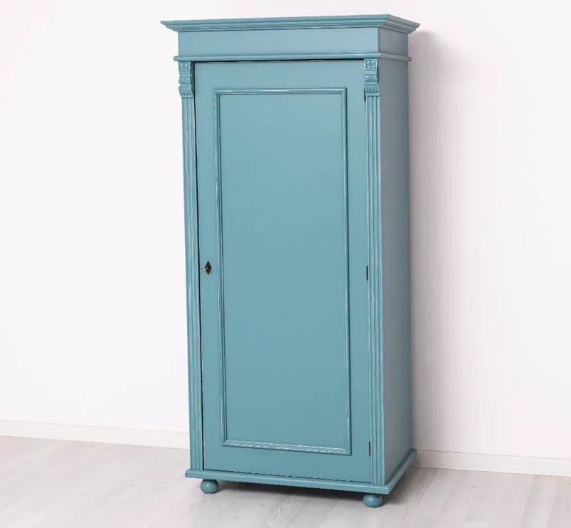 Kleiderschrank aus Massivholz im Landhausstil mit Ornamenten