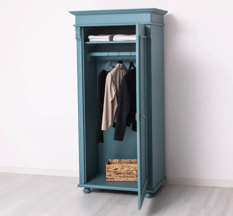 Kleiderschrank aus Massivholz im Landhausstil mit Ornamenten