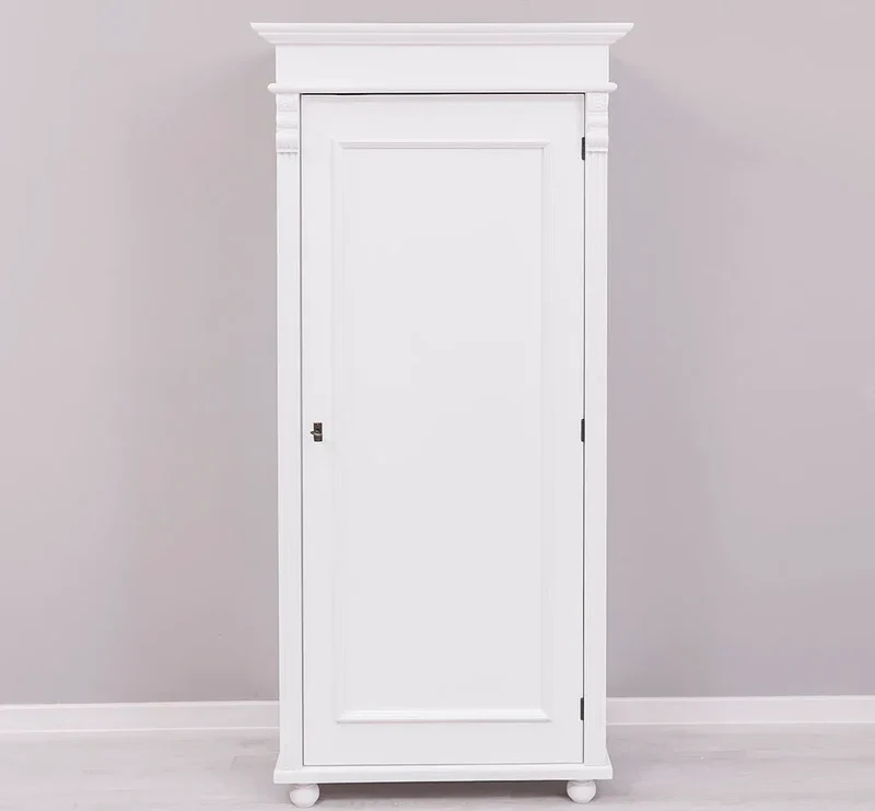 Kleiderschrank aus Massivholz im Landhausstil mit Ornamenten